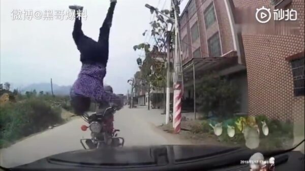 Aziaat doet tijdens crash een onvrijwillige maar keurige afsprong