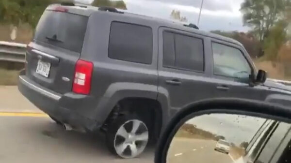 Als je zo met je foon bezig bent dat je niet doorhebt dat je op je velg rijdt