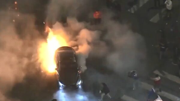 Spuit 11 zet auto in de fik door donuts over vuurwerk te maken