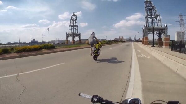 Motorbink gaat op zijn plaat tijdens het uitsloven voor zijn homeboys