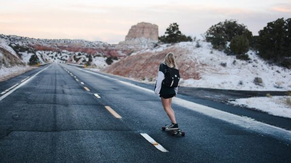 Dame weet niet hoe ze moet remmen en maakt een buikschuiver over het asfalt