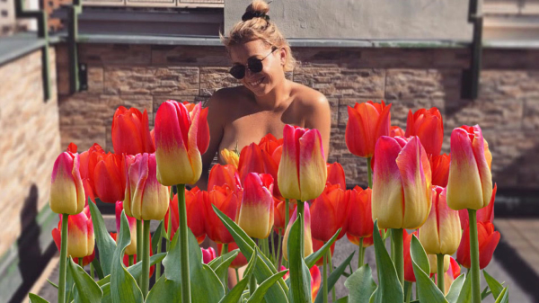 Michaëlla Krajicek neemt alvast een voorproefje op haar Playboy-shoot