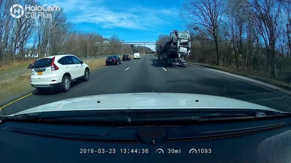 Vrachtwagenchauffeur schat hoogte van brug verkeerd in
