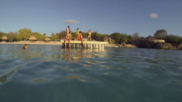 Bikini heeft eigen willetje als jongedame het water induikt