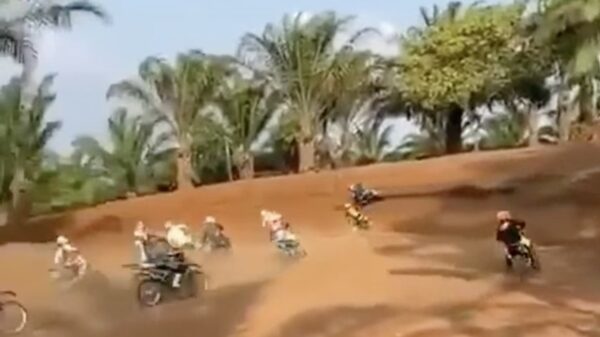 Motorcrosser pakt even de buitenbocht