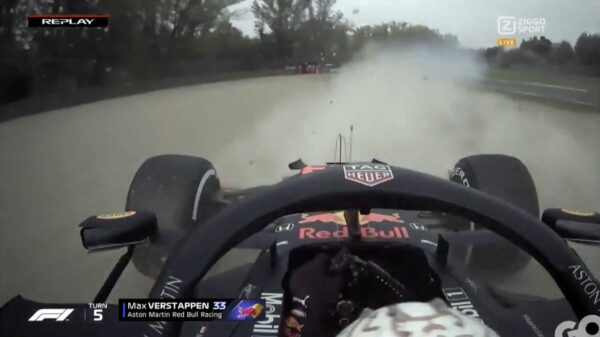 KAK. Verstappen op P2 uit de race geslingerd door klapband