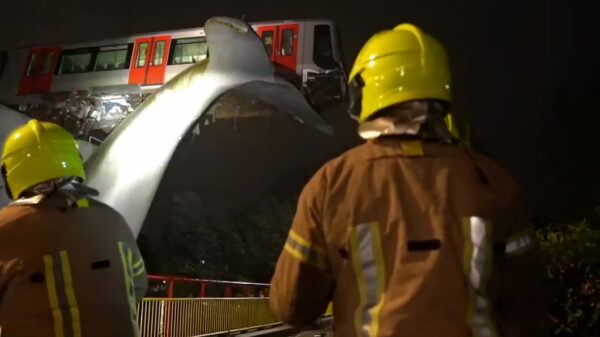 Metro knalt in Spijkenisse dwars door stopblok en hangt nu metershoog boven de weg