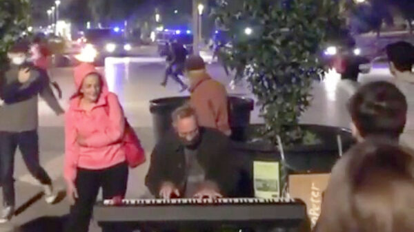 Pianist speelt onvermoeibaar door terwijl protest in Barcelona uitdraait op rellen