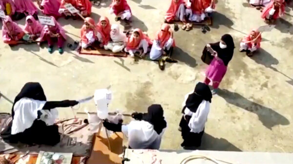 Macron onthoofden met een zwaard: scholen in Pakistan hebben hele andere prioriteiten