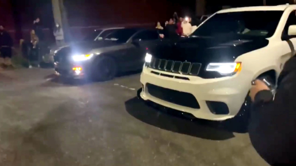 Arrogante Mustang-bestuurder daagt een Jeep TrackHawk uit tijdens een straatrace