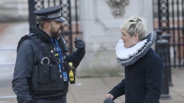 Gast trolt de politie door belachelijke Engelse wetten te overtreden