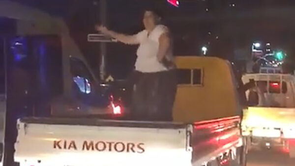 Vrolijke tante zorgt achterin een pickup-truck voor het nodige vermaak