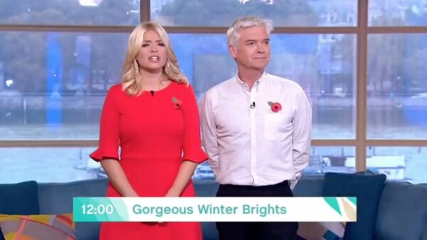 Weervrouw geeft zowel verbaal als non-verbaal aan dat het frisjes is