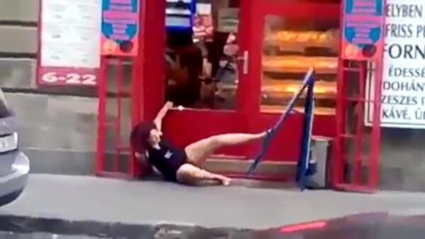 Kacheltjelamme vrouw is vergeten hoe een deur open moet