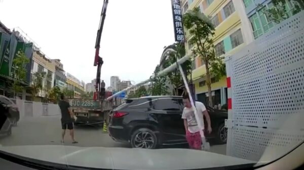 Chinees gelukskoekje krijgt lantaarnpaal op zijn hoofd maar kan het navertellen