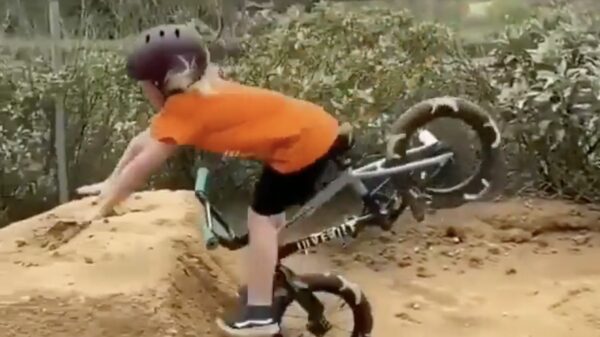 BMX-bink(je) maakt een behoorlijk pijnlijke faceplant