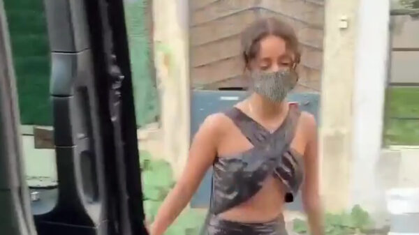 Check mij eens even ultracool in dit busje stappen