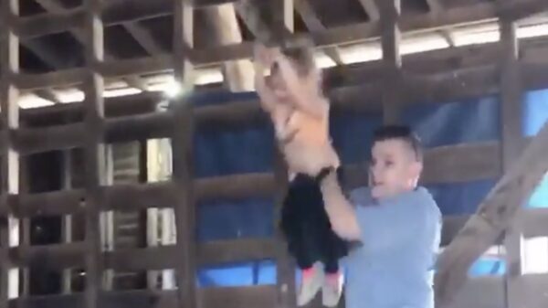 Schattig meisje traint om de nieuwe Jane te worden