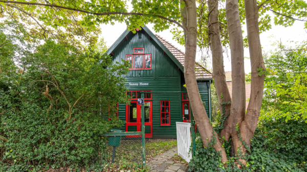 Voor slechts €450.000,- woon je in een verpauperde houten schuur in Leiden