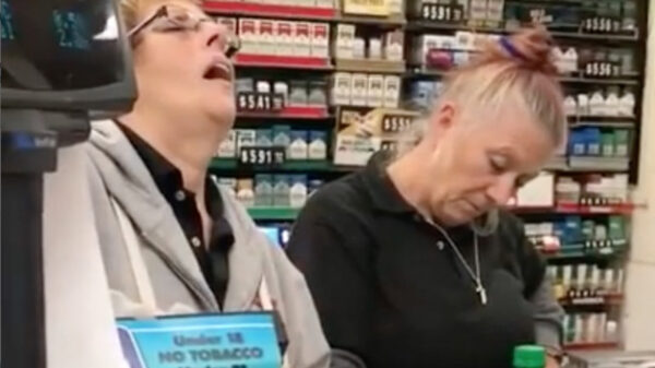 Kassadames hebben tijdens het werk weer stiekem ergens van zitten snoepen