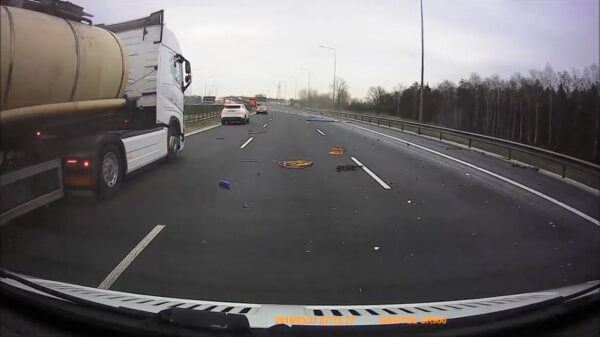 Vrachtwagen ramt voertuig met pech op de vluchtstrook