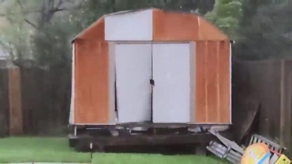 Windkracht 612 blaast tuinhuisje compleet van zijn sokken