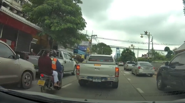 Thaise bestuurder wacht 't perfecte moment af om d'r deur open te gooien