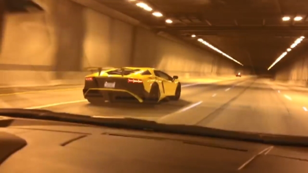 Mop mooppp: Lamborghini Aventadors janken door een tunnel