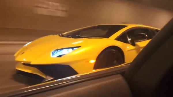 Mop mooppp: Lamborghini Aventadors janken door een tunnel