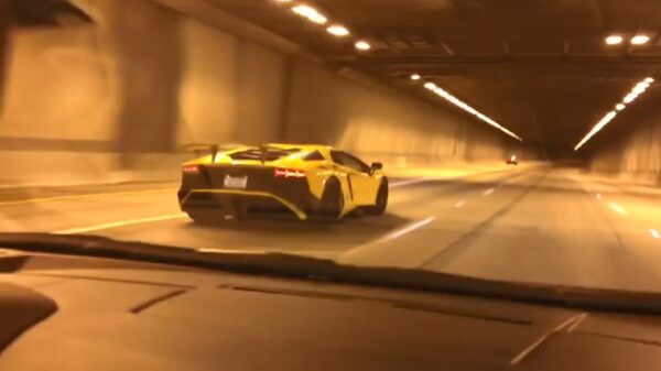 Mop mooppp: Lamborghini Aventadors janken door een tunnel