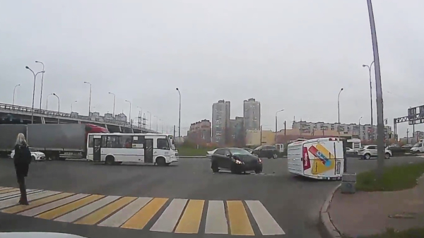Russisch busje gaat op z'n kantje nadat tegenligger in zijn zijkant knalt