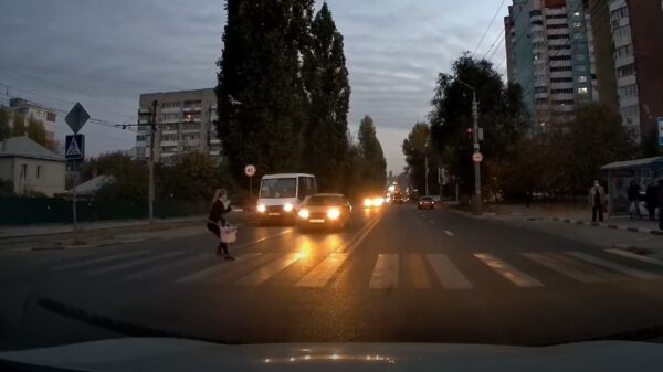 Russische voetganger wordt nèt niet overhoop gereden op het zebrapad