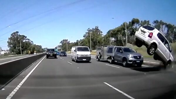Aussie vliegt over betonnen verkeersmuur na inhaalactie du jour