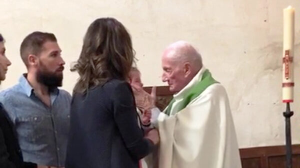 Priester denkt dat kinderen stoppen met huilen als je ze een mep verkoopt