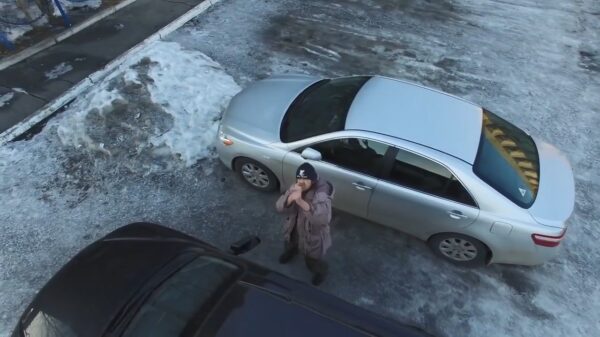 Dronken Dimitri probeert uit alle macht te vluchten voor een buitenaards wezen