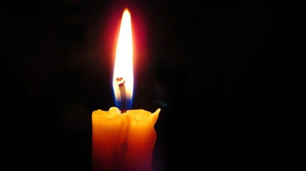 Vriendinnen proberen een kaars te blussen