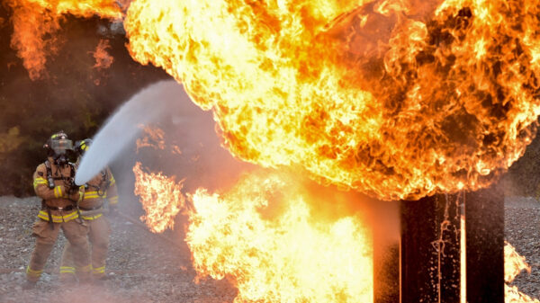 Een brandje in een elektriciteitsmast blussen gaat niet geheel volgens planning