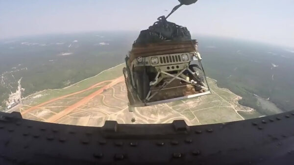 Even een hele lading Hummers uit een vliegtuig pleuren