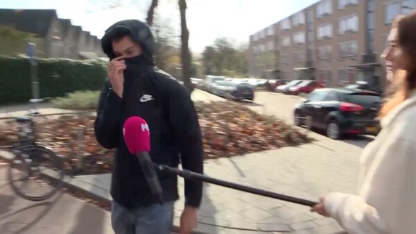 Opgefokte scholier van het Rotterdamse Emmauscollege mishandelt cameraman PowNed