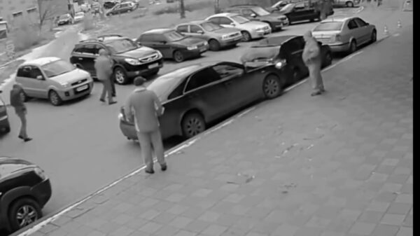 Een hele kudde vrouwen die het gas- niet van het rempedaal kunnen onderscheiden