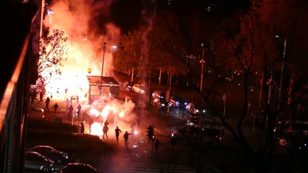 Rotterdamse politie door Feyenoordfans bekogeld met zwaar vuurwerk
