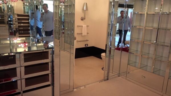 Even een rondleiding door het bizarre voormalige paleisje van Kim Dotcom