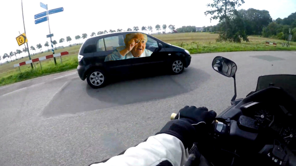 Nederlandse motorrijder mept zijspiegel van bejaard stelletje dat stopbord negeert