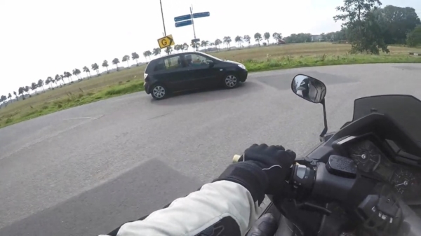 Nederlandse motorrijder mept zijspiegel van bejaard stelletje dat stopbord negeert