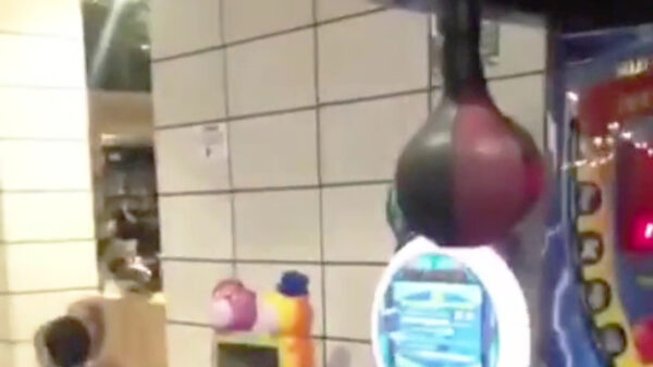 De boksbal op de kermis blijft voor sommigen een lastig geval