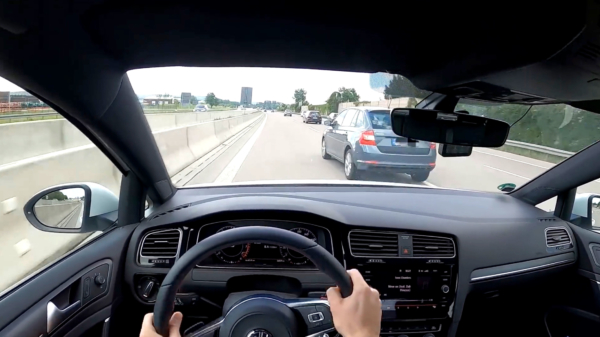 Golf GTI jankt met 240 km/u over de Autobahn totdat een Skoda het genoeg vindt