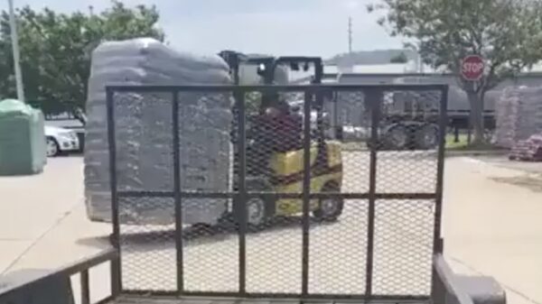 Heftruckchauffeur neemt iets teveel zakken op z'n vork