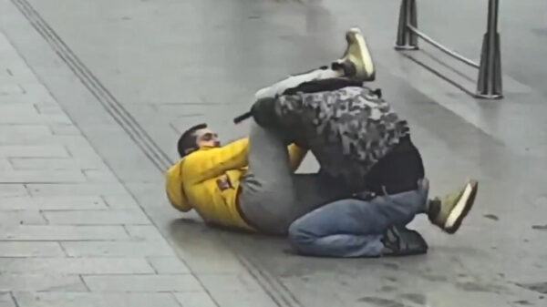 Vechtersbaasje valt op de rails tijdens matpartij en wordt bijna overreden