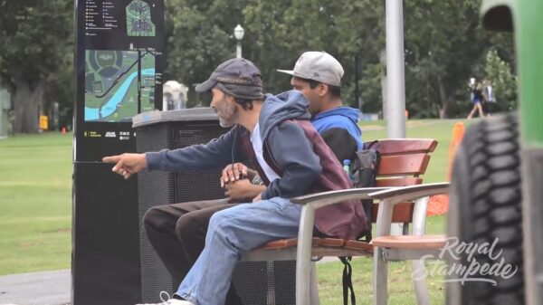 Chick zorgt met een lapje stof voor een hoop blije gezichten