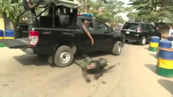 Nigeriaanse agent flikkert van SUV en wordt over zijn been gereden